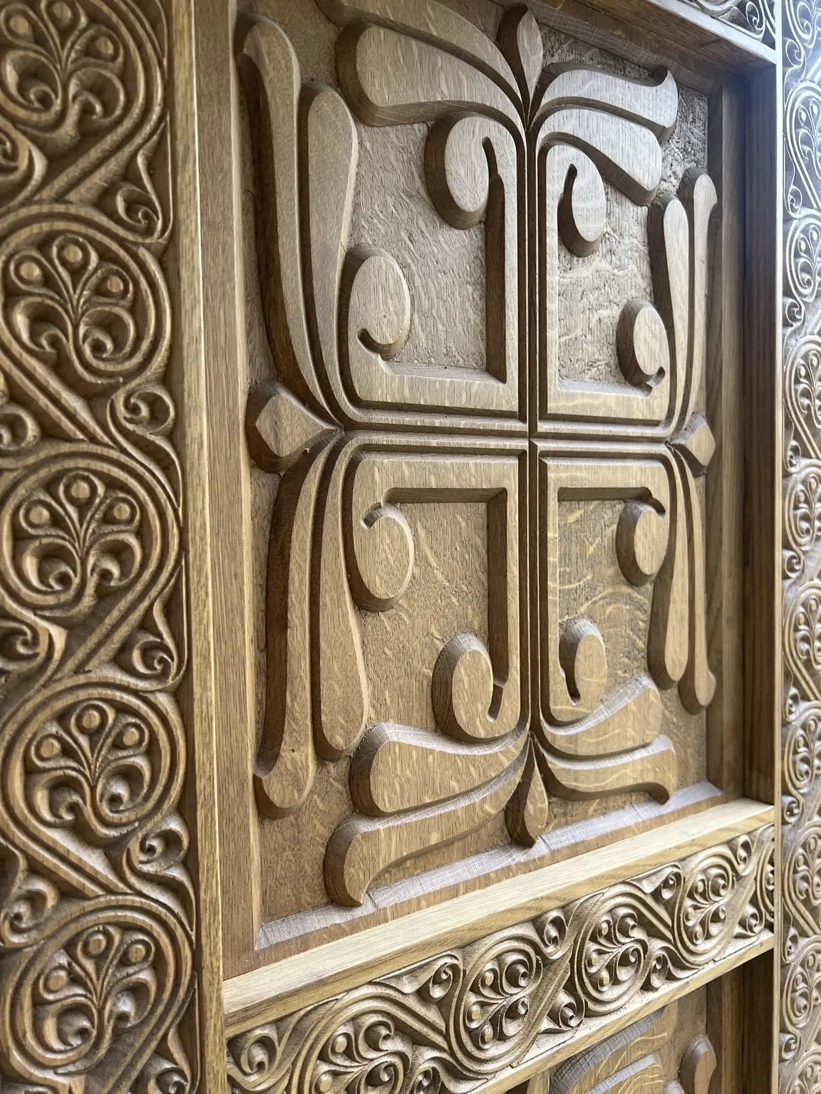 Panel decorativo de madera tallada