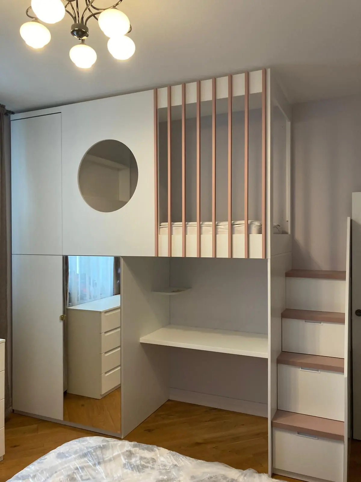 Dormitorio infantil con cama elevada y escritorio