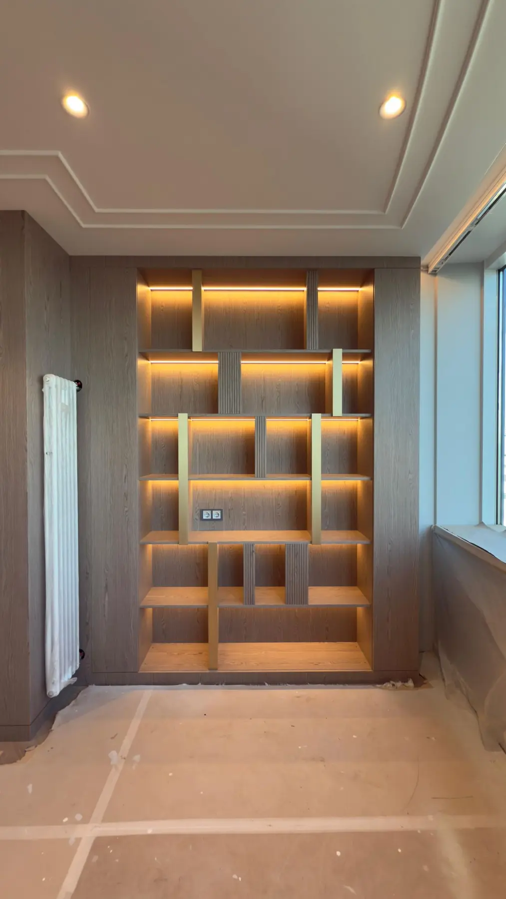 Detalle de estantería de madera con iluminación integrada